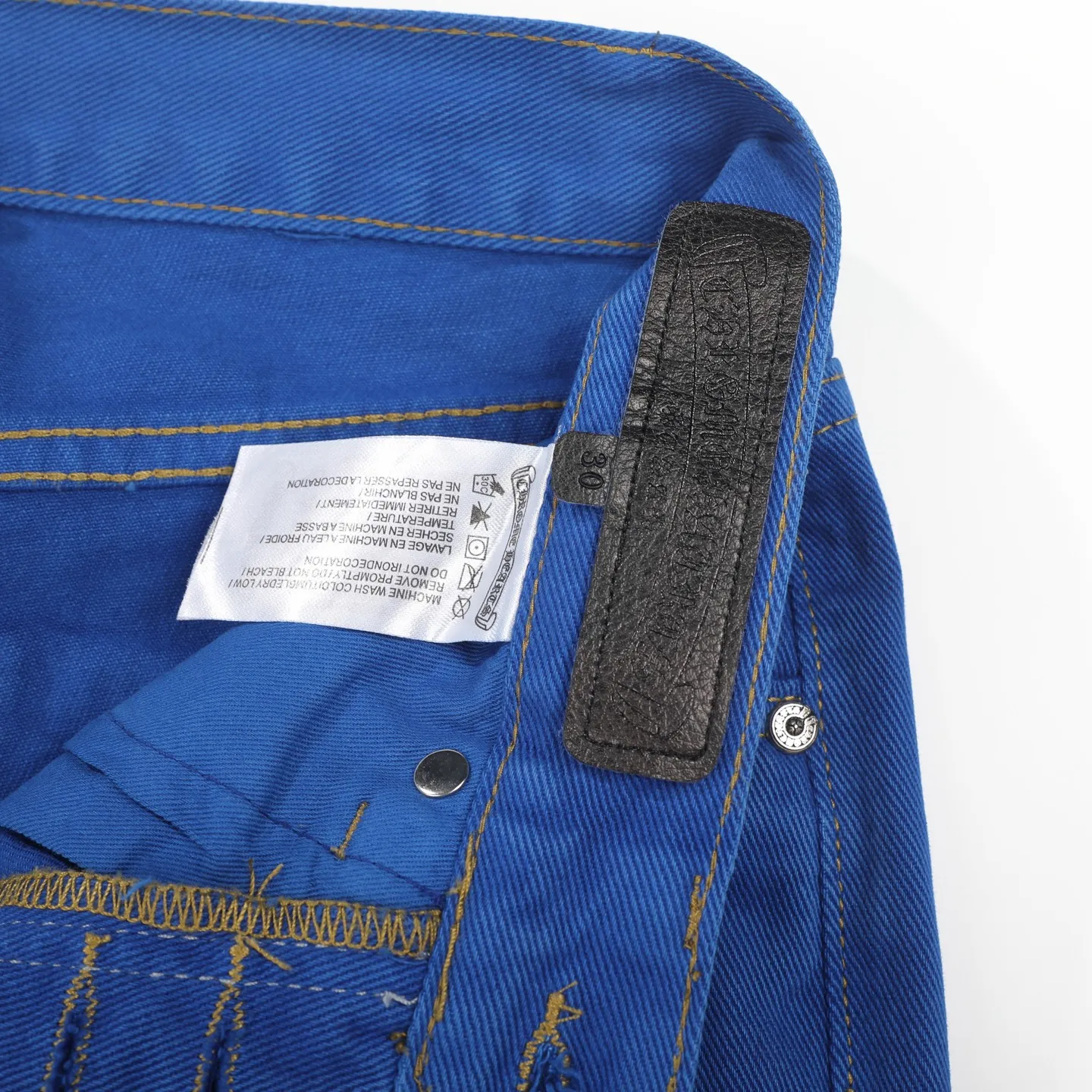 P260 Chrome hearts｜ch Chrome hearts London limited dopamine blue leather jeans, counter price 22W level, patchwork cross pattern embellishment, washed jeans! ! An absolutely high-end luxury product, a 1.9W-level god-level single product, a super popular product, made by top heavy industry, a magic weapon that cannot be missed! [About Zangyin] This is an extremely luxurious fashion brand that can also be called the aristocracy of the high street. It has always been an exclusive brand for some hipsters or rich second generations. Compared with ordinary high streets, it is more luxurious and noble. Compared with luxury brands, it is more fashionable and individual. It has always been a brand that I have a special liking for. [Top heavy industry fashion design] Consistently high-street luxury style. Speaking of this style, the Zangyin family and GU family are definitely the leading representative brands. Especially the Zangyin family has really achieved a state-of-the-art effect in creating high-street style. The unique washed material is used to create this style. The color system is already quite eye-catching. After it is decorated with patchwork cross flowers, it cleverly highlights the charm of the brand. Secondly, this style uses classic The high-waist cutting design highlights the long legs and fashionable temperament of the upper body. The brand is highly recognizable and the slim fit configuration is more suitable for daily wear. It is a product that interprets personality, fashion, and specifications at a glance. This single product is enough to make any fan excited. It can be a white T-shirt for a youthful college style, or a tight suspender for a royal style. It has strong matching ability and can be easily controlled by men.  [Materials and craftsmanship] Needless to say, this point goes without saying. As an excellent craftsman brand, Zangyin’s requirements for details and craftsmanship are really perfect. The washed color of this model has gone through so many processes, not to mention the embellishment of denim appliques. It is also purely hand-made and sewn. Just like what they believe in, only hand-made things have soul and have the meaning of wear. A top-notch heavy-duty fashionable denim item, I look forward to your perfect interpretation! !   Color: Dark blue Size: S-XL (28 30 32 34) Pants length: 101/103/105/107 Waist: 78/82/86/90 Recommended height: 170/175/180/185 Recommended weight: 120/140/160/180